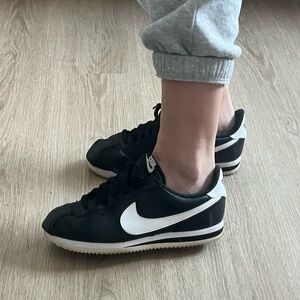 Nike Cortez in Black/White. Size 7 (Fit Big). Pre-owned. Good Condition.
